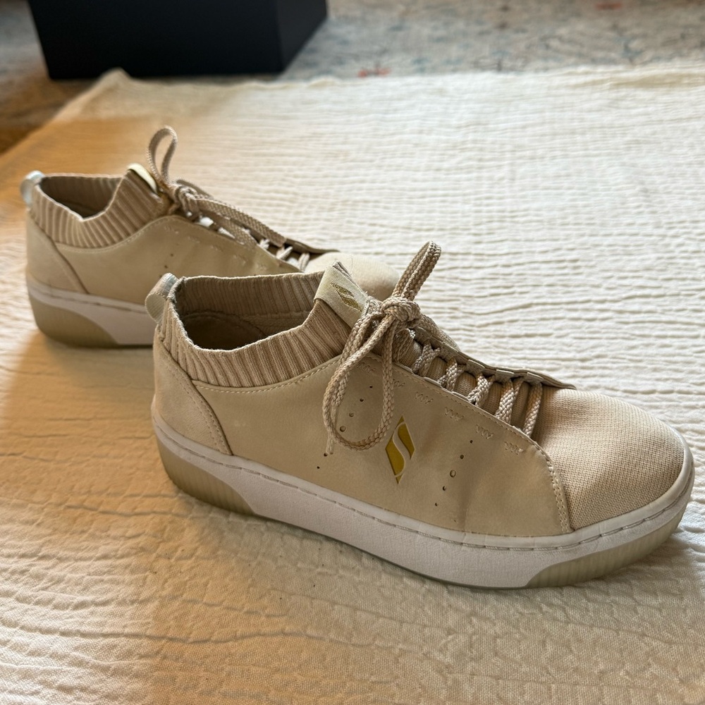 Skechers Beige Sneakers